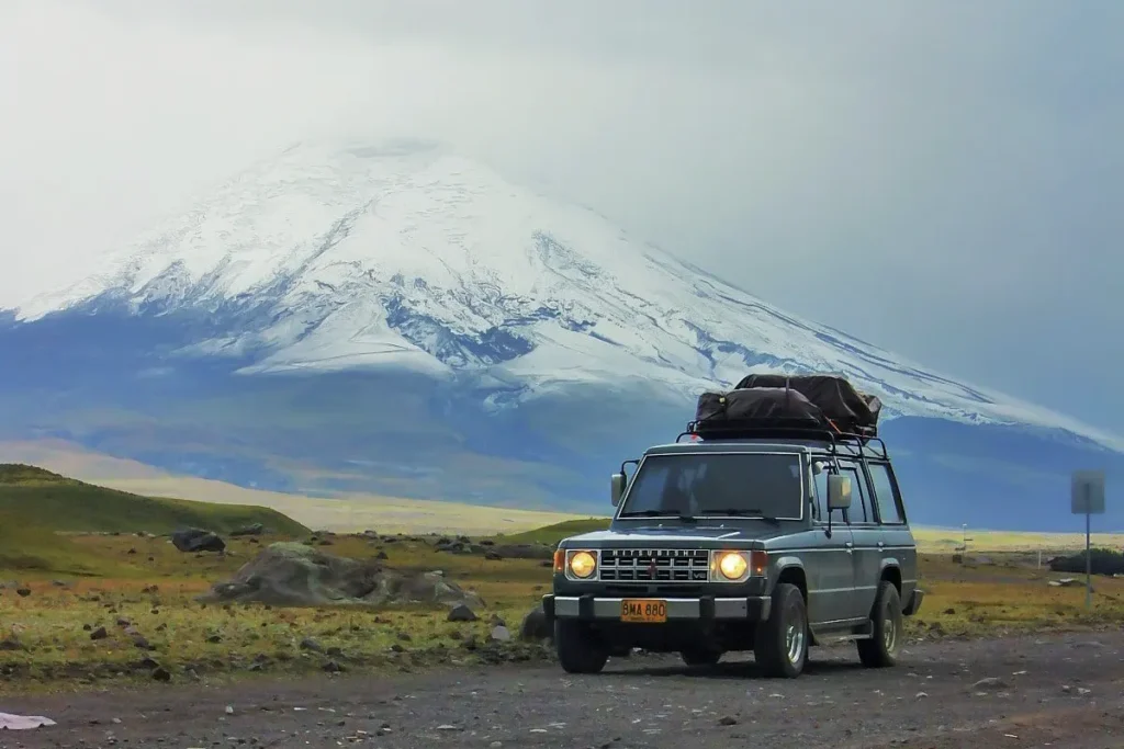 voiture devant une montagne