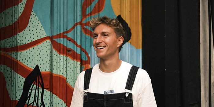 Arnaud devant une fresque