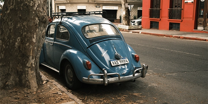 voiture bleu dans une rue