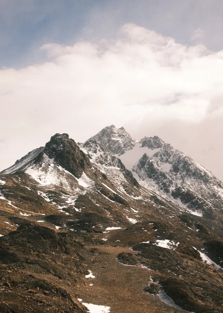 Montagne enneigée au sommet